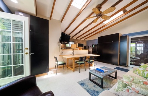 Topanga Maison | Maison d'hôtes tranquille w. vue et accès à la piscine chauffée, randonnée au coin de la rue