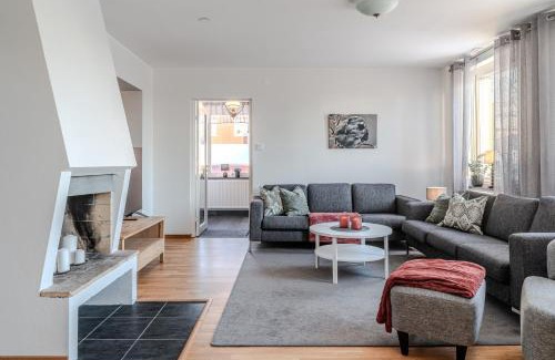 Pitea Appartement | Guestly Homes - 3BR City Charm