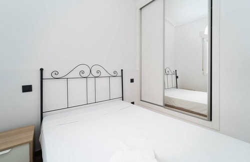 Puerta del Angel Appartement | GuestReady - Another brick in the wall