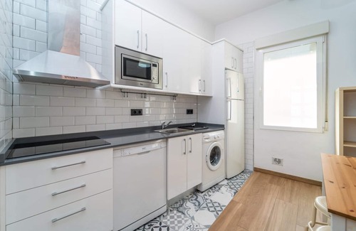 Puerta del Angel Appartement | GuestReady - Another brick in the wall