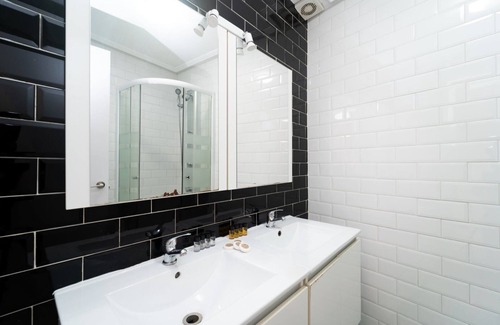 Puerta del Angel Appartement | GuestReady - Another brick in the wall