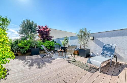 Lyon City Centre Appartement | GuestReady - Chic Stay with Jacuzzi and Parking
