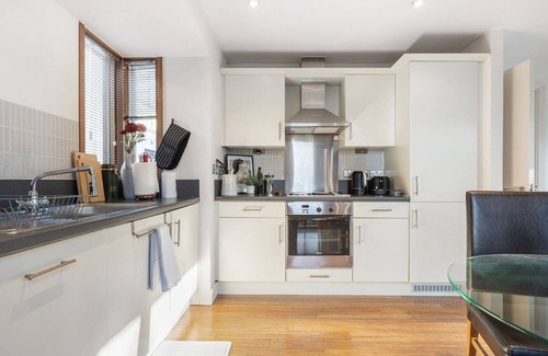 Merton Appartement | GuestReady – Peaceful stay with scenic green views