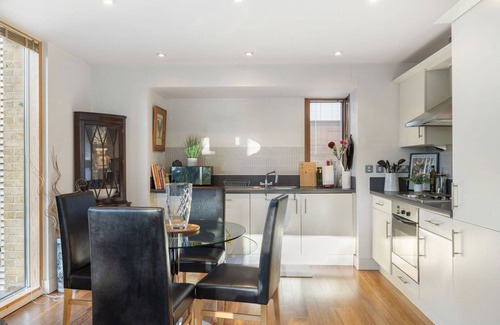 Merton Appartement | GuestReady – Peaceful stay with scenic green views
