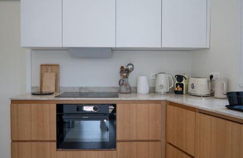 Caucade Maison | GuestReady - Spacious Comfort with Sunny Garden