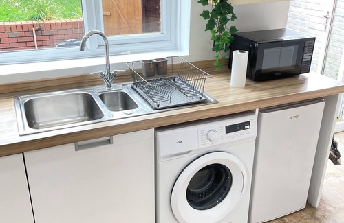 Netley Maison | Guests house with garden and 2x car park