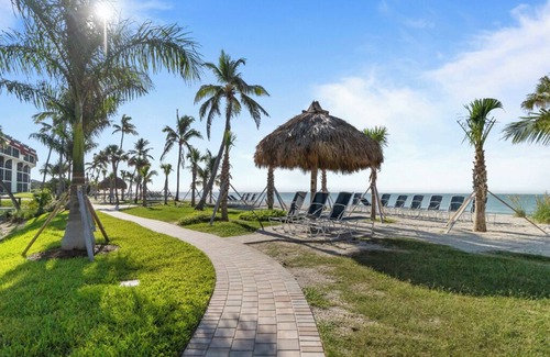 Sanibel Copropriété | Gulf-Front Escape with Private Rooftop Sundeck & Sweeping Sunset Views