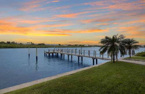 Indian Shores Maison | Gulf Views Pool Walk to Beach Family Friendly