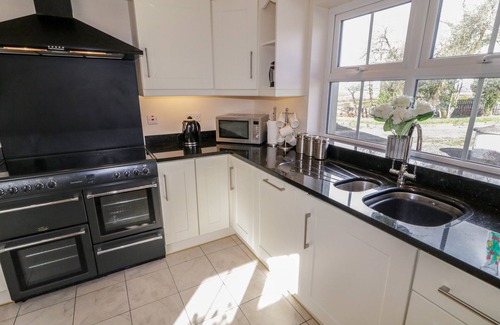 Enniskillen Cottage | GUNN'S COTTAGE, pet friendly, with open fire in Enniskillen