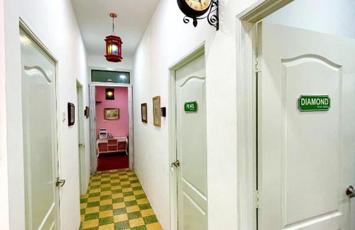 Downtown George Town Maison | Gurney Treasure - The Vintage Villa by Little Cabin