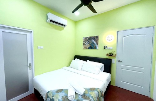 Downtown George Town Maison | Gurney Treasure - The Vintage Villa by Little Cabin