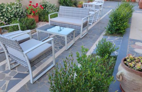 Guspini Maison | Guspini-Casa vacanze con giardino IUN R1321
