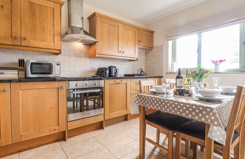 Golden Grove Maison | GWENNOL COTTAGE, pet friendly, character holiday cottage in Llandeilo