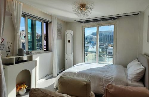 Gahoe-dong Appartement | Gyedong byeolchae, Bukchon hanok village & Namsan tower city view Warm morning sunshine Tranquil Rest
