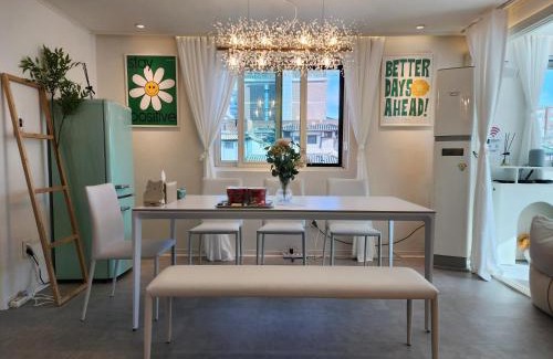 Gahoe-dong Appartement | Gyedong byeolchae, Bukchon hanok village & Namsan tower city view Warm morning sunshine Tranquil Rest