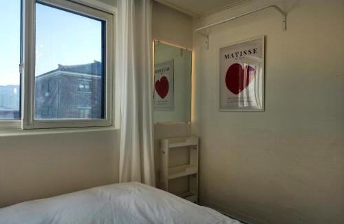 Gahoe-dong Appartement | Gyedong byeolchae, Bukchon hanok village & Namsan tower city view Warm morning sunshine Tranquil Rest