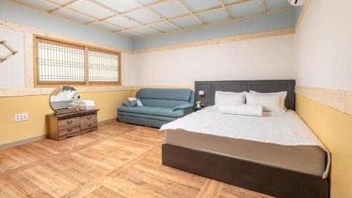 Gyeongju Maison | Gyeongju gampo byeolbit hanok Pension