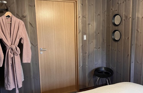 Tromso Appartement | Håkøya Lodge - Scenic two Bedroom Apartment With