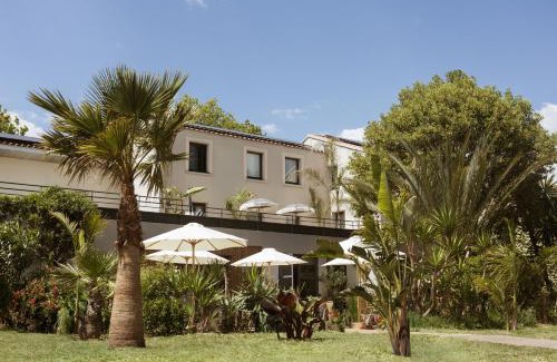 Aigues-Mortes Hôtel | Hôtel les jardins du canal - piscine chauffée - parking - garage - bornes électriques