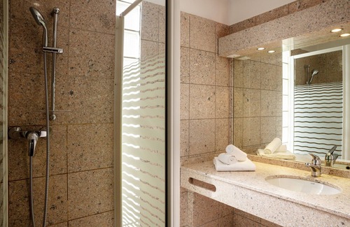 Meylan Hôtel | The Originals Boutique, Hôtel Les Trois Roses, Grenoble Meyla
