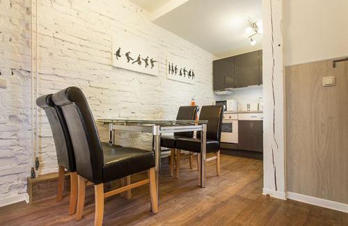 Greifswald Appartement | H&H Apartment im Herzen der Stadt Nr 17-Karl mit Küche, Wohnzimmer und Esstisch