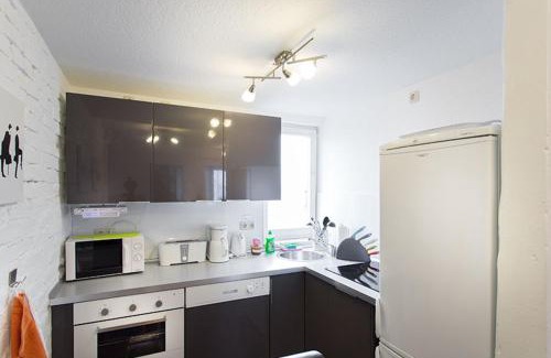 Greifswald Appartement | H&H Apartment im Herzen der Stadt Nr 17-Karl mit Küche, Wohnzimmer und Esstisch