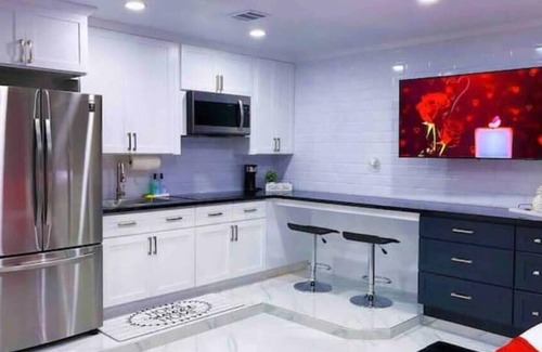 Houston Appartement | H&S Pleasure Suite with Jacuzzi 8 mi from IAH