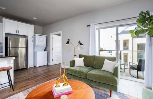 Asian District Copropriété | H2/H4/H6 Spacious & Urban Modern Condo - 3 units!