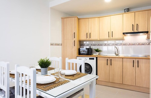 Capuchinos Appartement | H2M Capuchinos French Balcon,parking,WiFi,Aircon