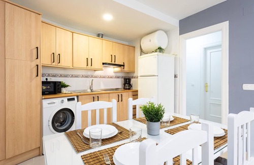 Capuchinos Appartement | H2M Capuchinos French Balcon,parking,WiFi,Aircon