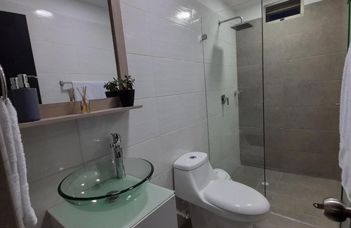 San Javier Maison | Habitación 302 con baño privado cerca a laureles