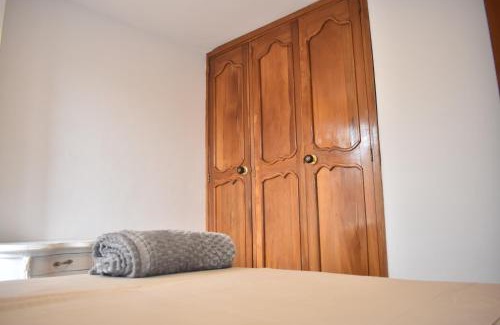 La Ceja Maison | Habitación con cama doble y balcon privado cerca del parque principal