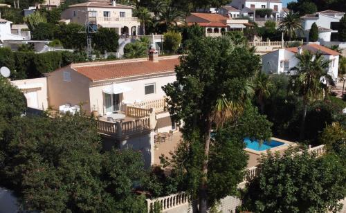 Pinar del Advocat Appartement | habitación con techo inclinado y vista al mar