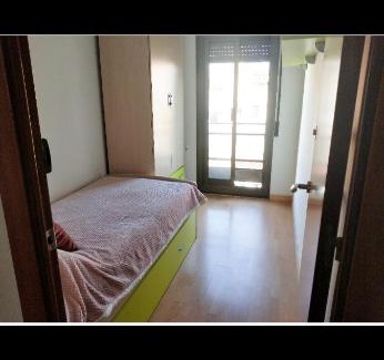Badalona Maison | Habitación individual con cama supletoria.