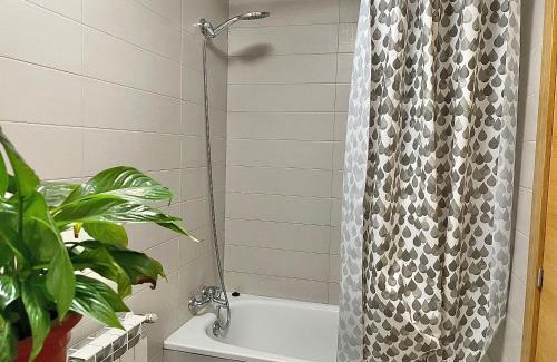 Arguedas Maison | Habitación Privada - Chambre Privée Baño Compartido