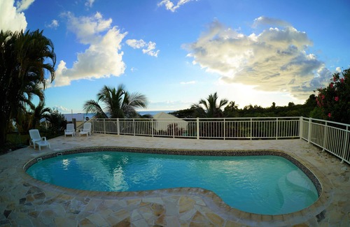 Saint-Pierre Appartement | Studio Le Tamaya, piscine & jacuzzi vue mer au calme.