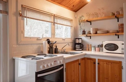 Glen Margaret Maison | Hackett's Cove Oceanfront Tiny Cottage for Two