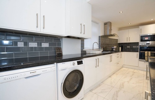 Quinton Maison | HAGLEY ROAD WEST. 5 BEDROOMS HOUSE with 7 beds SLEEPS 7-10