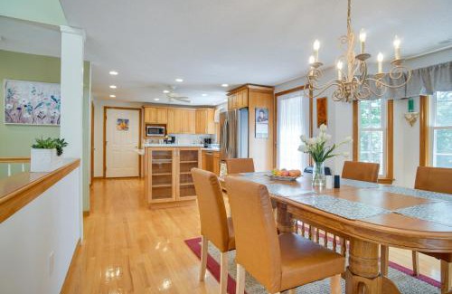 West Falmouth Maison | half Mi to Beach Stunning Home with Deck in Falmouth