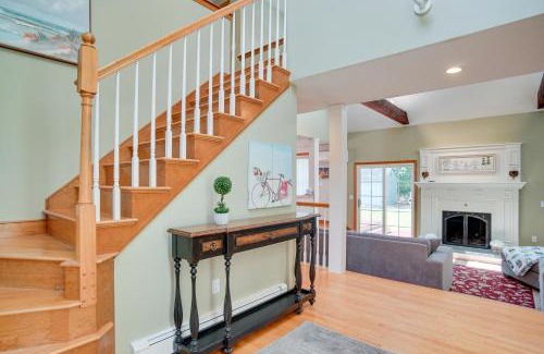 West Falmouth Maison | half Mi to Beach Stunning Home with Deck in Falmouth