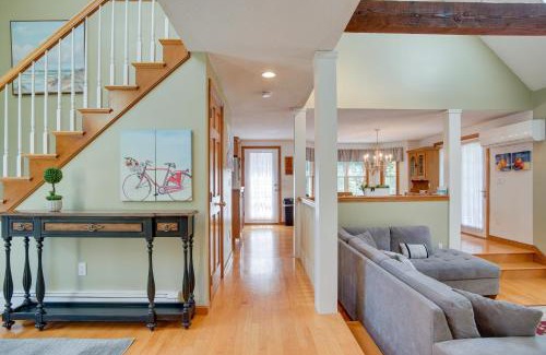West Falmouth Maison | half Mi to Beach Stunning Home with Deck in Falmouth