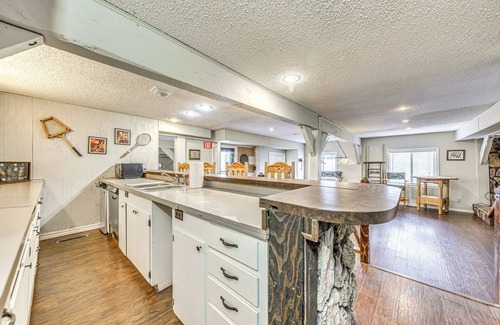 Ruidoso Maison | Half-Mi to Midtown: Family Retreat w/ Mtn Views!