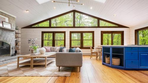 Great Barrington Maison | Half Moon by AvantStay 4BR Cabin w Large Deck Yard w Patio Outdoor Dining