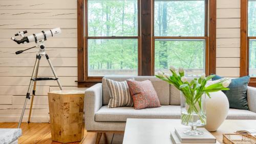 Great Barrington Maison | Half Moon by AvantStay 4BR Cabin w Large Deck Yard w Patio Outdoor Dining