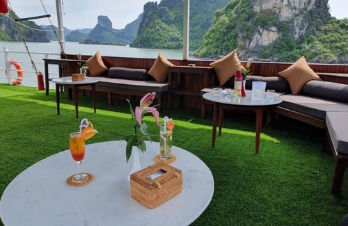 Bai Chay Cabine | halong marina bay cruise