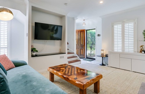 Hamilton Maison | Hamilton Home - 3 bed + 2 bath - close to Airport
