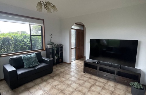 Broadmeadow Maison | Hamilton South - Views of the Race Track - Pet Friendly - 2km to Bar Beach
