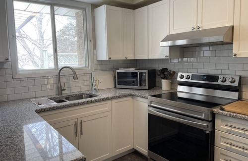 Waterloo Maison | Hammer Haus III - Vacation Rental - Sleeps 6 - Walk to University of Waterloo!