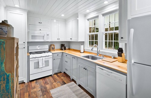 Batesville Cottage | Pet-Friendly Hampshire Cottage at Ivy Cottages