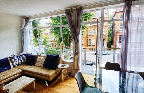 Frognal and Fitzjohns Maison | Hampstead haven - renovated standalone 2BR carriage house, off-street parking